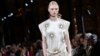 2020年3月2日巴黎秋冬女士时装周期间一模特展示斯特拉·麦卡特尼设计的时装。