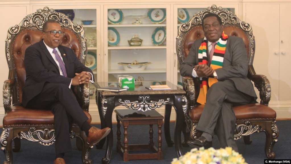 U.S. Ambassador to Zimbabwe Brian Nichols, left, speaks with Zimbabwe President Emmerson Mnangagwa at the State House in Harare, Aug. 15, 2018. 