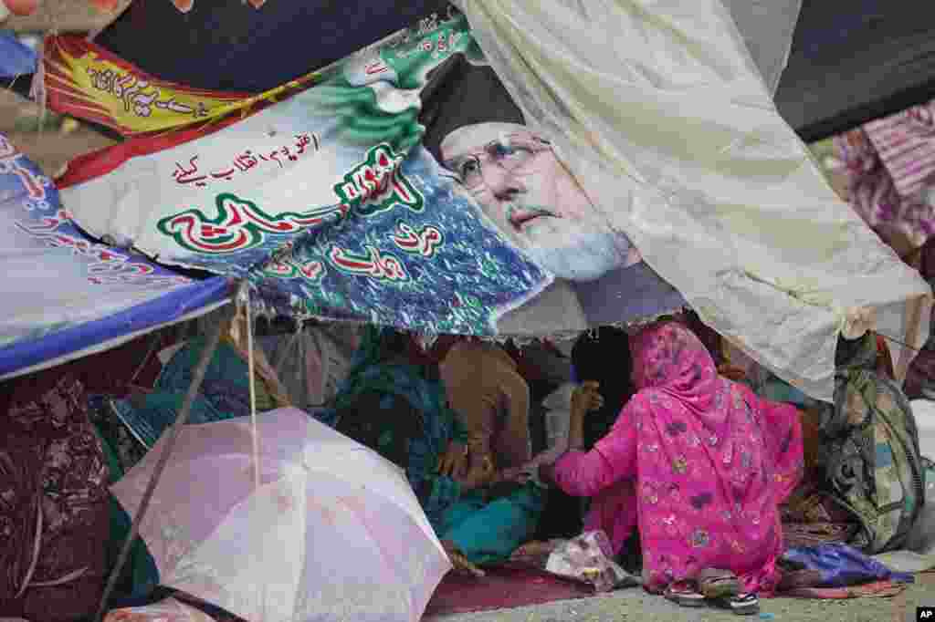 Supporters of Muslim cleric Tahir-ul-Qadri camp near the parliament building in Islamabad, Sept. 2, 2014.