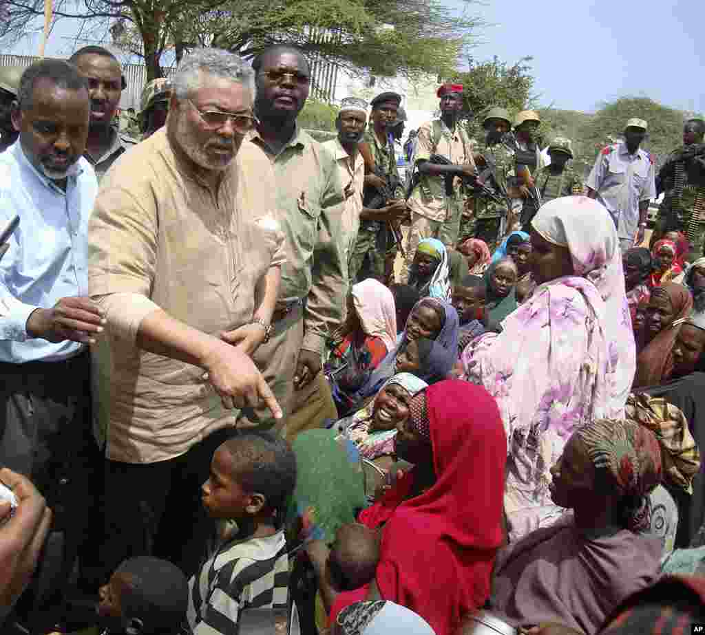 Jerry Rawlings, ergayga Midowga Africa ee Somalia oo la hadlaya barakacayaal ku sugan Muqdisho.