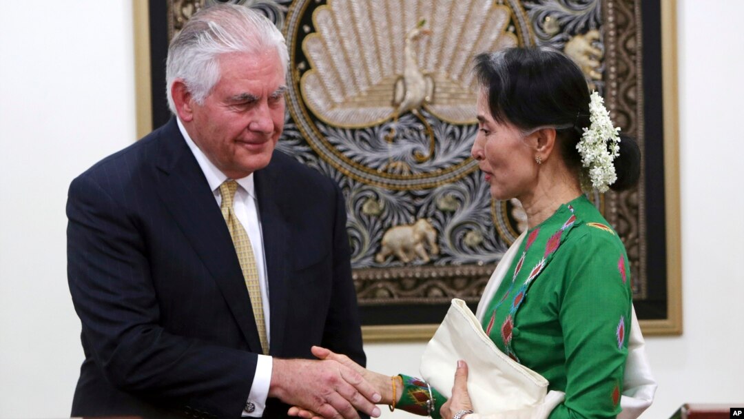 AQSh Davlat kotibi Reks Tillerson (chapda) Myanma yetakchisi Au San Su Chi bilan, 15-noyabr,2017-yil.