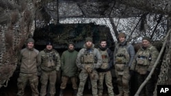 Бійці 12-ї бригади спеціального призначення "Азов" Нацгвардії біля 155-мм САУ М109 "Паладин" на передовій, поблизу Кремінної Луганської області, Україна, 28 січня 2024 року.