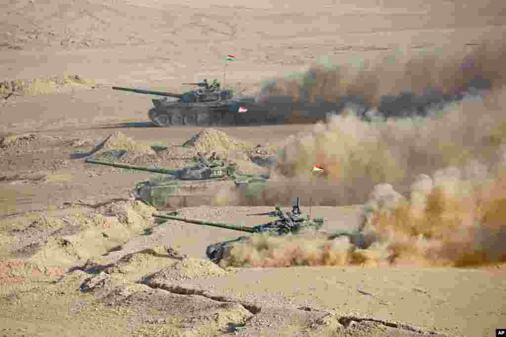 Tajikistan&#39;s tanks roll during a joint military drills by Russia and Uzbekistan at Harb-Maidon firing range about 20 kilometers (about 12 miles) north of the Tajik border with Afghanistan, in Tajikistan.