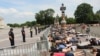 Des manifestants couchés à même le sol devant la police, au Capitole, le 3 juin 2020, en signe de solidarité. (Photo: Nanythe Talani)