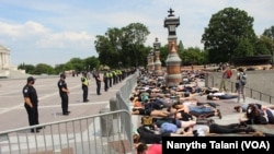 Des manifestants couchés à même le sol devant la police, au Capitole, le 3 juin 2020, en signe de solidarité. (Photo: Nanythe Talani)