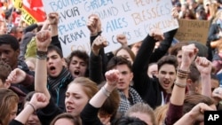 Sinh viên hô khẩu hiệu trong cuộc biểu tình ở Marseille, Pháp, thứ Tư ngày 9/3/2016.