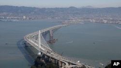Foto de archivo del puente San Francisco-Oakland en San Francisco California, donde el lunes 6 de agosto de 2018, un tiroteo dejó 1 muerto y 2 heridos.