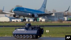 Un vehículo armado vigila el aeropuerto de Amsterdam en Holanda.