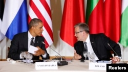 Presiden AS Barack Obama (kiri) dan Presiden Polandia Bronislaw Komorowski dalam pertemuan pemimpin Eropa Tengah dan Timur di Warsawa, Selasa (3/6).