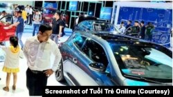 Ôtô Volkswagen Touareg CR745J có bản đồ “đường lưỡi bò” vi phạm chủ quyền biển đảo của Việt Nam được trưng bày tại Triển lãm ôtô Việt Nam 2019 ở Trung tâm hội chợ và triển lãm TP HCM. (Ảnh chụp màn hình Tuổi Trẻ Online)