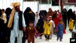 Cư dân các bộ lạc trở về làng Bannu sau khi quân đội Pakistan truy quét các phần tử chủ chiến Taliban, ngày 31/3/2016.