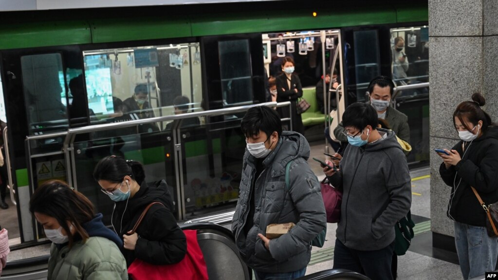 중국 상하이 지하철 이용객들이 마스크를 쓴 채 하차해 에스컬레이터에 오르고 있다. (자료사진)