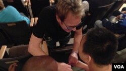 Magician Kevin Spencer interacts with participants during a magic workshop, October 4, 2014, Germantown, Maryland. (VOA/ J.Taboh)