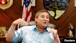 Eddie Calvo, le gouverneur de ce territoire américain de Guam lors d'une interview, 10 août 2017.