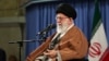 Pemimping tertinggi Iran Ayatollah Ali Khamenei mengecam sanksi AS dalam pidato di Teheran (24/4). 