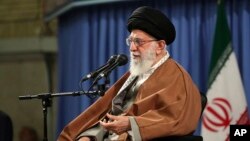 Pemimping tertinggi Iran Ayatollah Ali Khamenei mengecam sanksi AS dalam pidato di Teheran (24/4). 