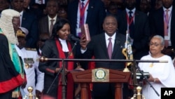 우후루 케냐타 케냐 대통령이 28일 나이로비 카사라니 스타디움에서 열린 집권 2기 취임식에서 취임선서를 하고 있다.