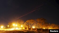 Bầu trời Sana'a được chiếu sáng bằng tên lửa chống máy bay trong một cuộc không kích của liên quân Ả Rập Xê-út tại thủ đô Yemen, ngày 26/92015.