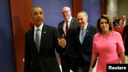 Tổng thống Mỹ Obama cùng các dân biểu đảng Dân chủ thảo luận việc bảo vệ luật chăm sóc y tế Obamacare ở điện Capital, ngày 04/01/2017.