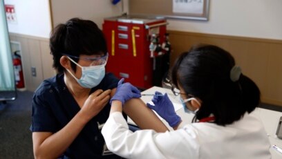 Nhân viên y tế được tiêm vaccine COVID-19 tại Trung tâm Y khoa Tokyo, ngày 17/2/2021.