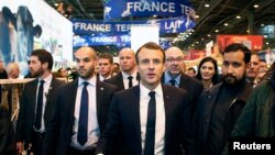 Fransa Cumhurbaşkanı Emmanuel Macron ve koruması Alexandre Benalla (sağda)