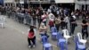 La gente hace filas para someterse a los exámenes para detectar el COVID-19 en Lima, capital de Perú, ante la variante ómicron, el 6 de enero de 2022.