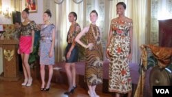 Model-model memeragakan busana batik karya Iwan Tirta di Kedutaan Besar Republik Indonesia, Washington, Senin (11/7).