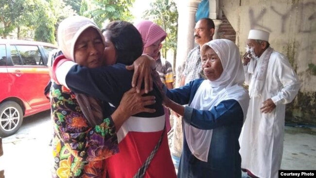 Dwi Wulandari memeluk ibunda di kampung halamannya, Blitar (Courtesy: Migrant Care).