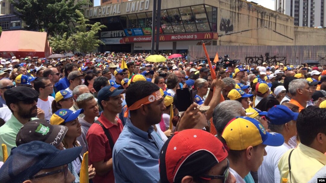 Este sábado 1 de abril, la comunidad venezolana incomoda con la decisiones tomadas por el gobierno del presidente Nicolás Maduro, salió a las calles a protestar. Foto: Álvaro Algarra/VOA