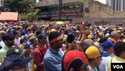 Este sábado 1 de abril, la comunidad venezolana incomoda con la decisiones tomadas por el gobierno del presidente Nicolás Maduro, salió a las calles a protestar. Foto: Álvaro Algarra/VOA