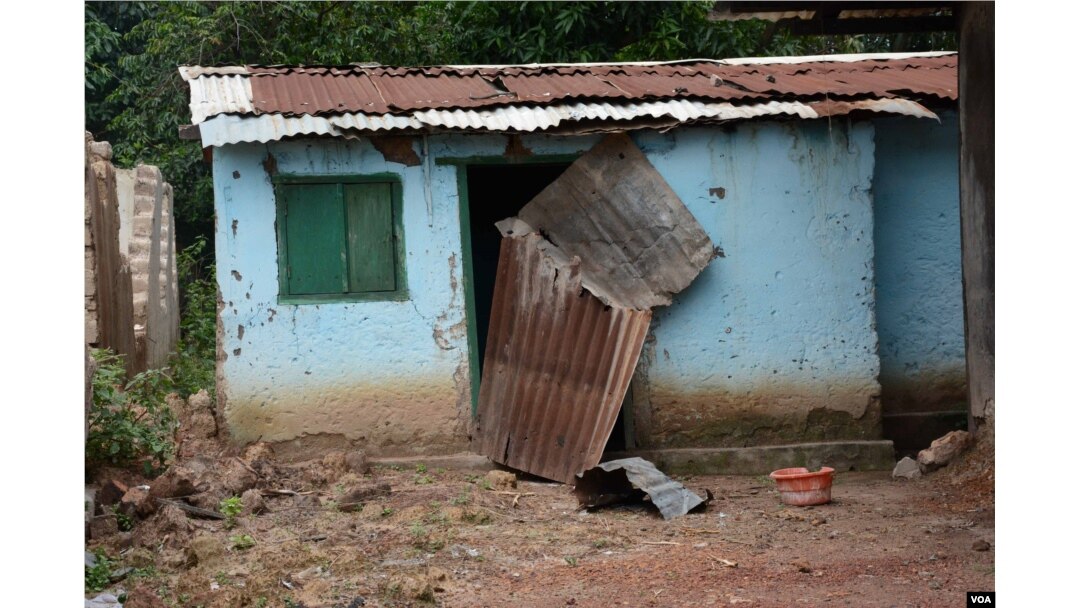 Homes belonging to Muslims were destroyed by the anti-balaka militia, Bangui, CAR, Oct. 2, 2014. (Katarina Hoije/VOA)