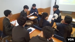 평화한국이 개최한 '청소년 통일비전 학술세미나'에 참석한 학생들이 소그룹 토론을 하고 있다.