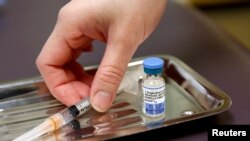 Ampul vaksin campak, gondong, dan rubela (MMR) tampak di sebuah klinik internasional di Seattle, Washington, AS, 20 Maret 2019.