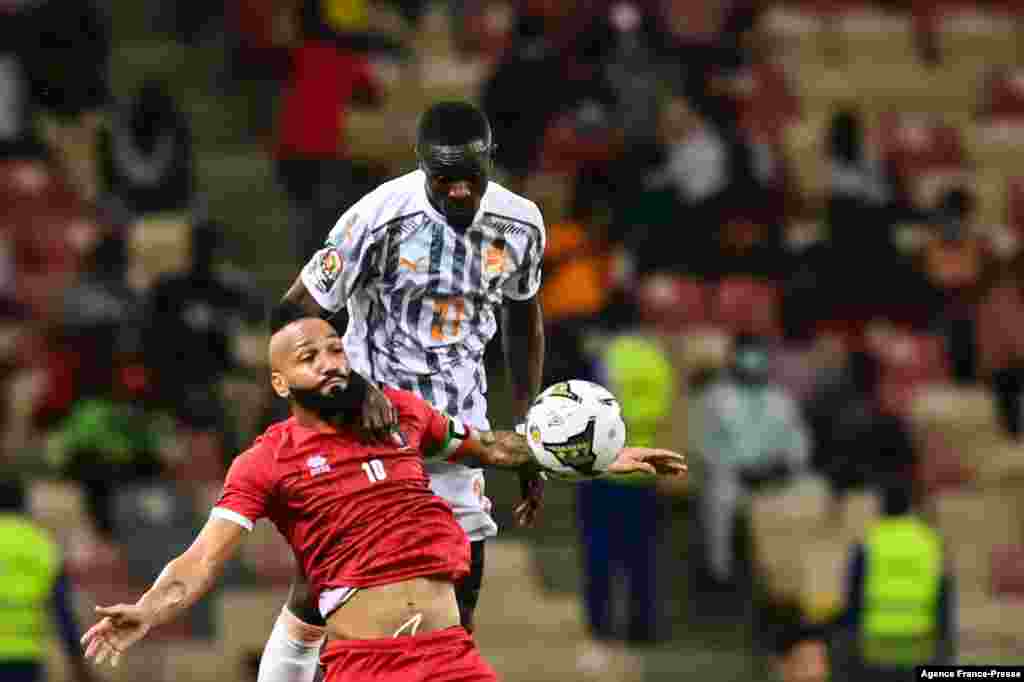 Equatorial Guinea&#39;s forward Emilio Nsue (L) fights for the ball with Ivory Coast&#39;s defender Eric Bailly during the football match between the two countries.