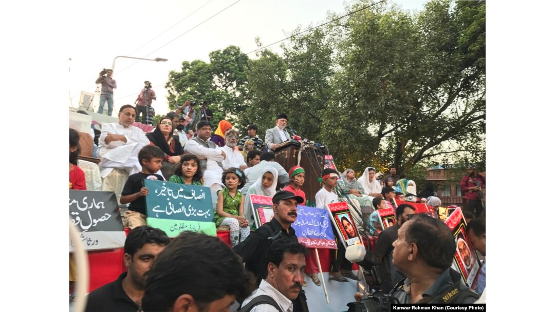 لاہور میں طاہرالقادری دھرنے میں تقریر کر رہے ہین