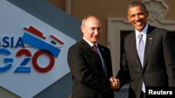 اEl presidente Vladimir Putin da la bienvenida a Barack Obama en el inicio de la cumbre del G20 en San Peterbursgo, Rusia, en septiembre pasado.