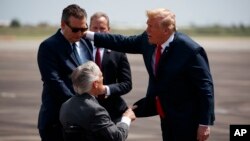 Archivo - El presidente Donald Trump conversa con el senador Ted Cruz, republlicano por Texas, (izquierda) y con el gobernador republicano de Texas, Greg Abbott, en Houston, Texas, el 31 de mayo de 2018. 