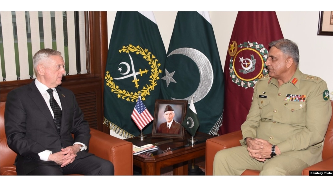 AQSh Mudofaa vaziri Jim Mattis Pokiston armiyasi qo'mondoni, general Qamar Javed Bajvo bilan