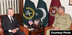 AQSh Mudofaa vaziri Jim Mattis Pokiston armiyasi qo'mondoni, general Qamar Javed Bajvo bilan