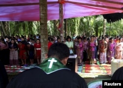 Warga mengikuti ibadah Minggu di tenda darurat dekat gereja yang dibakar di Desa Suka Makmur, Aceh Singkil, 18 Oktober 2015. Massa membakar gereja hingga mengakibatkan satu korban tewas dan beberapa terluka. Tak lama setelah pembakaran gereja, kelompok Islam setempat meminta pemda menutup 10 gereja. (Foto:dok)