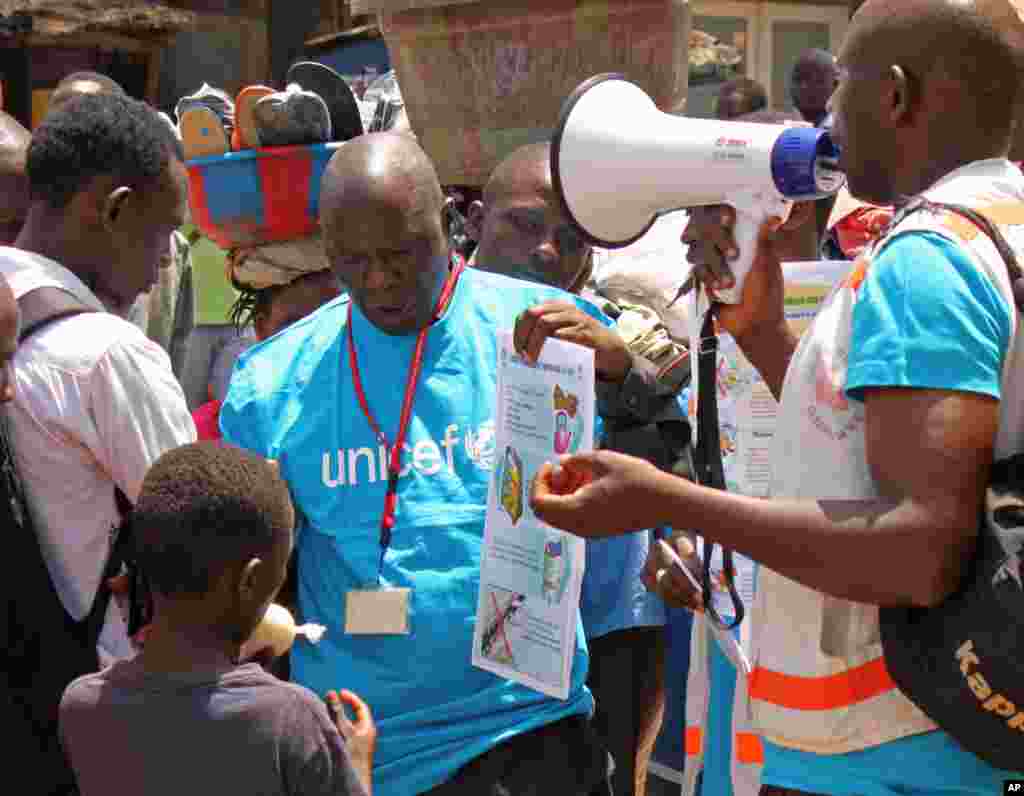 Les travailleurs de santé de l&#39;UNICEF éduquent la population sur le virus Ebola et sur la façon de prévenir l&#39;infection, à Conakry, en Guinée. (AP Photo / Youssouf Bah, File) 