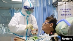 Một y tá chăm sóc bệnh nhân nhiễm virus Corona ở Vũ Hán.