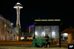 Dave Chung, tunawisma, tengah makan sebelum tidur di halte bus di depan Space Needle di Seattle, 30 Oktober 2017. Chung memilih untuk tetap tinggal di luar tempat penampungan tunawisma, karena kondisi tempat tersebut dan rawanya konflik dengan sesama penghuni. (Foto AP/Ted S. Warren)