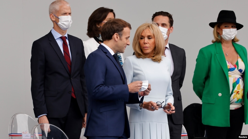 Tổng thống Pháp và phu nhân trong Ngày lễ Bastille ở Paris, 14/7/2021 (ảnh tư liệu).