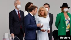 Tổng thống Pháp và phu nhân trong Ngày lễ Bastille ở Paris, 14/7/2021 (ảnh tư liệu).