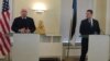 نشست خبری مشترک جان مک کین رئیس کمیته نیروهای مسلح سنای آمریکا (چپ) و نخست وزیر استونی در تالین - ۷ دی ۱۳۹۵ 