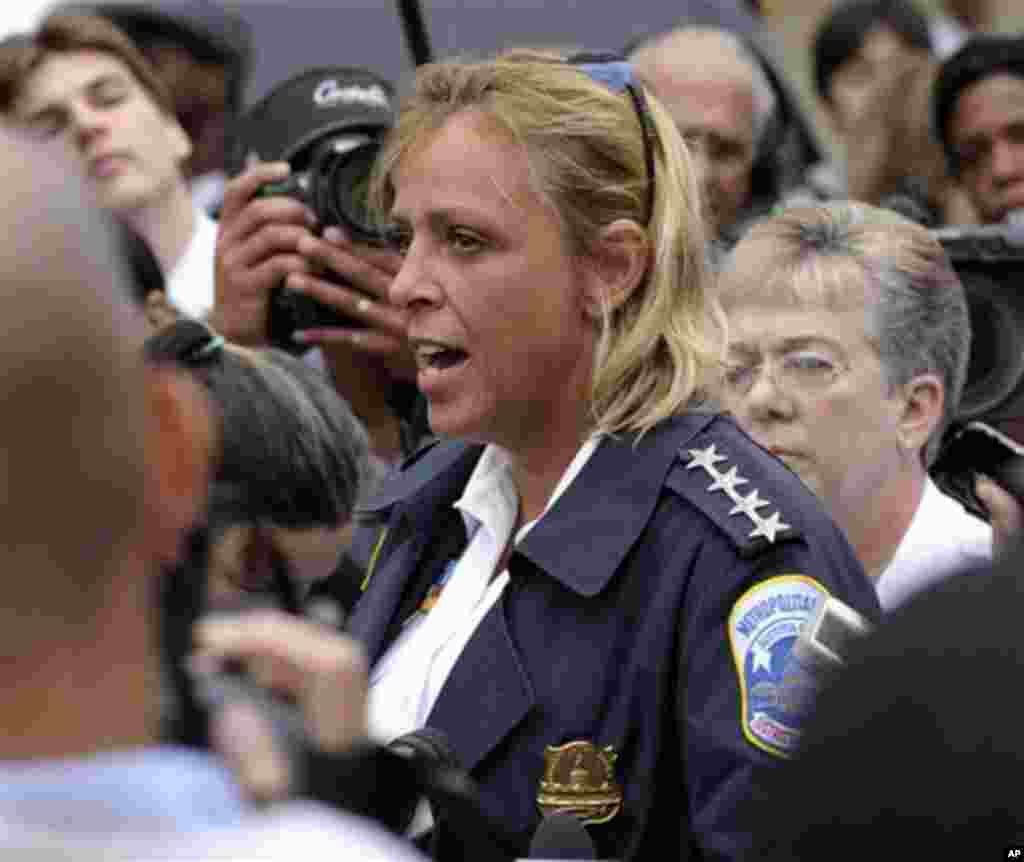 კოლუმბიის ოლქის პოლიციის უფროსი ქეთი ლანიერი ჟურნალისტებთან შეხვედრისას, 16 სექტემბერი, 2013.&nbsp;&nbsp;&nbsp; 