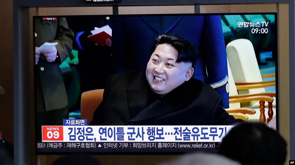当地时间2019年4月18日，在首尔火车站的韩国民众观看朝鲜试射新型战术制导武器的电视新闻报道。（美联社照片）(photo:VOA)