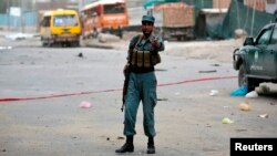 Polisi Afghanistan mengamankan lokasi serangan bom bunuh diri di Kabul (foto: dok).