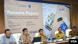 Para pembicara dalam seminar terkait Panama Papers di UGM, Yogyakarta, 22 April 2016 (Foto: VOA/ Nurhadi)